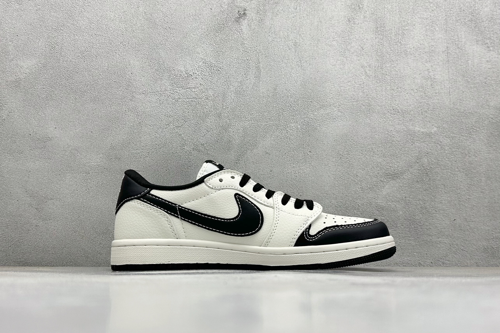 Travis Scott x Nike Air Jordan 1 Low x LABUBU Air Jordan 1 Low 反转黑白倒钩纯原版本 JW1188-161