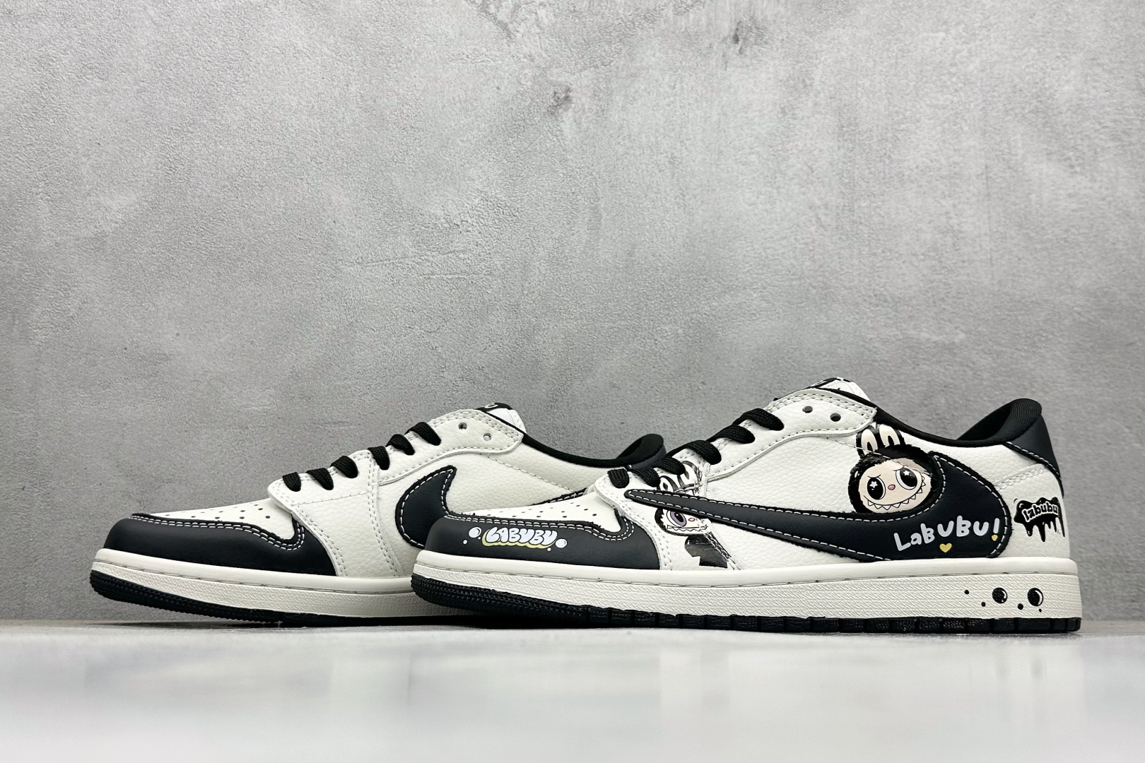 Travis Scott x Nike Air Jordan 1 Low x LABUBU Air Jordan 1 Low 反转黑白倒钩纯原版本 JW1188-161