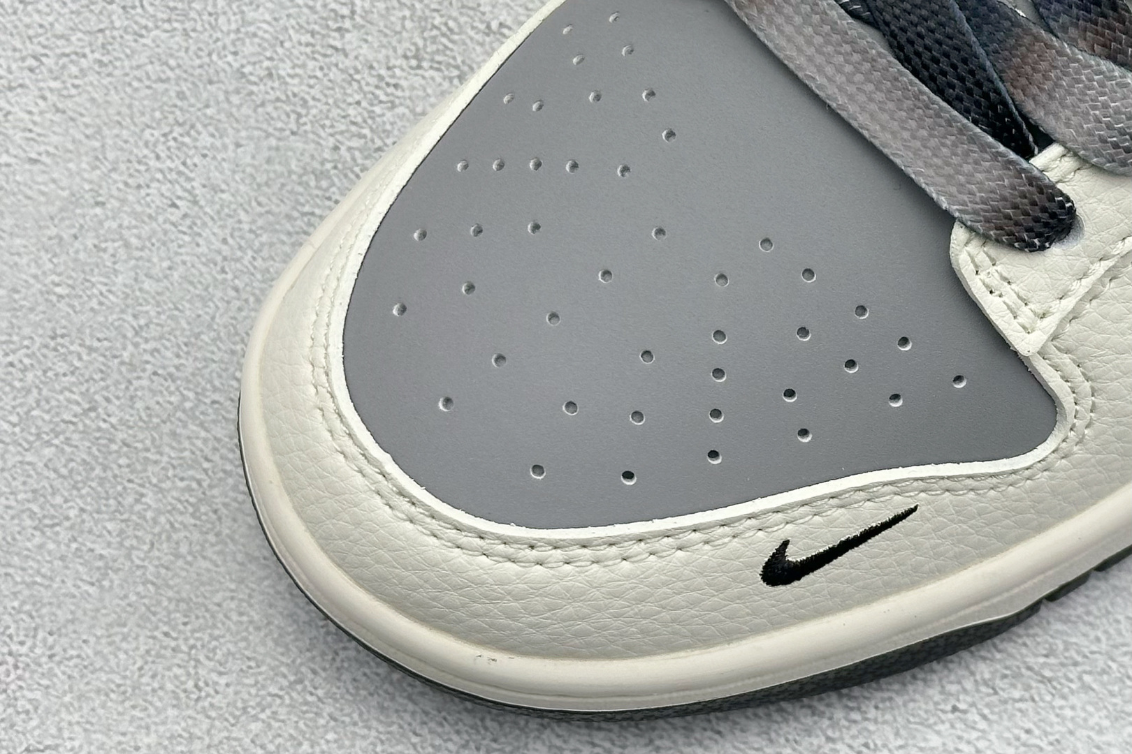 Nike SB Dunk Low x Stone Island 白灰黑小勾 JP1628-041