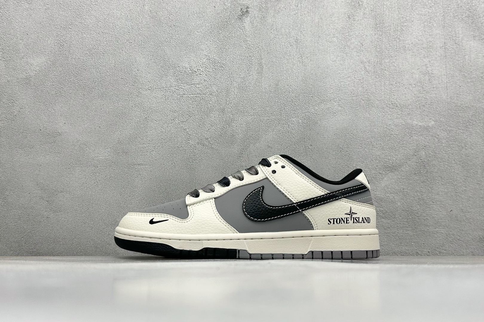 NO:341865,【Spot】Open store Nike SB Dunk Low x Stone Island White, gray and black hooks produced by Pure original factory Highly recommended Original head layer material Exclusive version brings better visual and foot experience Large factory pure original quality shipment Cleanliness Electric embroidery process Clean leather cutting without any burrs Perfect details Official item number J 041 Size 36 36.5 37.5 38 38.5 39 40 40.5 41 42 42.5 43 44 44.5 45 Code 37, sneakers series, sneakers19860909【現貨】 放店私 Nike SB Dunk Low x Stone Island 白灰黑小勾 纯原大厂出品 极力推荐 原装头层材料 独家版型 帶來的是更好的视觉和脚感体验 大厂纯原品质出货 清洁度 电绣工艺 皮料切割干净无任何毛边 细节完美 官方货号J 041 尺码36 36.5 37.5 38 38.5 39 40 40.5 41 42 42.5 43 44 44.5 45 编码37,运动鞋系列,sneakers,Men's shoes