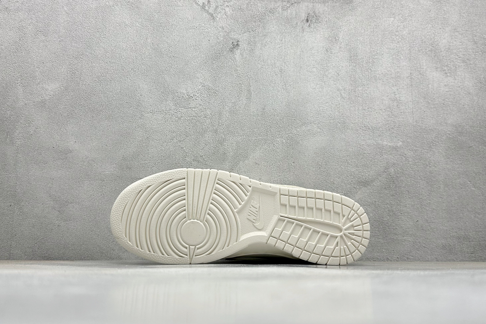 XC版Nike SB Dunk Low Supreme联名 米白小红勾 周年高端定制 低帮休闲板鞋 CS1688-109