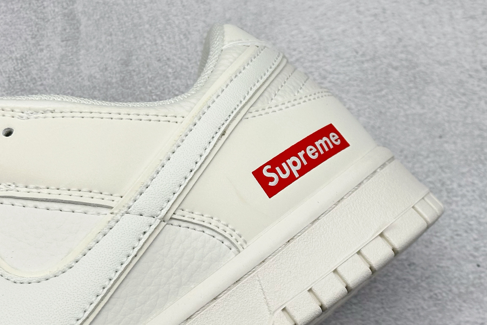 XC版Nike SB Dunk Low Supreme联名 米白小红勾 周年高端定制 低帮休闲板鞋 CS1688-109