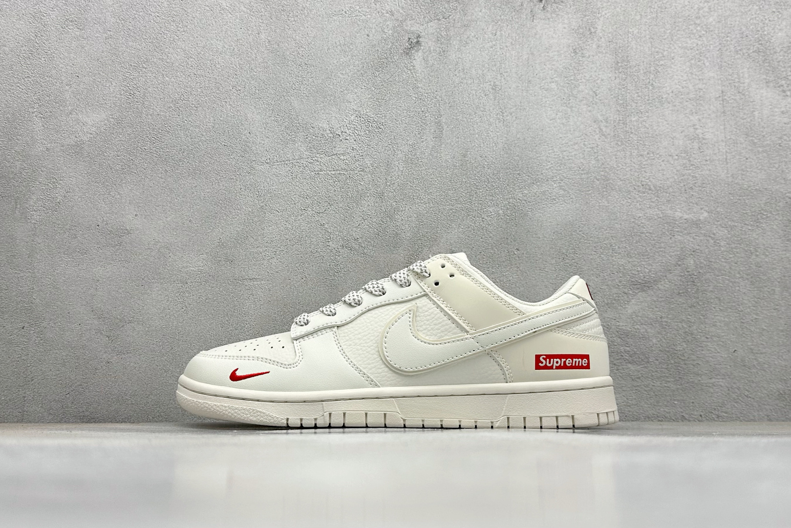 NO:341839,【Spot】 Terminal store XC version Nike SB Dunk Low Supreme co-branded beige and red hook Anniversary high-end customization Low top casual board shoes #customized shoe box Large factory pure original quality shipment Ultra high cleanliness The leather is clean and has no burrs Perfect details Article number CS-109 Size 36 36.5 37.5 38 38.5 39 40 40.5 41 42 42.5 43 44 44.5 45 Code 38, sports shoes series, sneakers19860909【現貨】 终端放店 XC版Nike SB Dunk Low Supreme联名 米白小红勾 周年高端定制 低帮休闲板鞋 #定制鞋盒 大厂纯原品质出货 超高清洁度 皮料切割干净无任何毛边 细节完美 货号CS-109 尺码36 36.5 37.5 38 38.5 39 40 40.5 41 42 42.5 43 44 44.5 45 编码38,运动鞋系列,sneakers,Men's shoes
