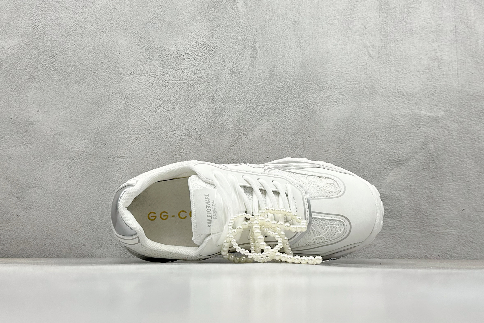 200 2025赵露思同款 新晋潮流鞋靴品GGCC GG-CC 苏茵茵 线下网销热款 银月白色 月牙底蕾丝珍珠德训鞋