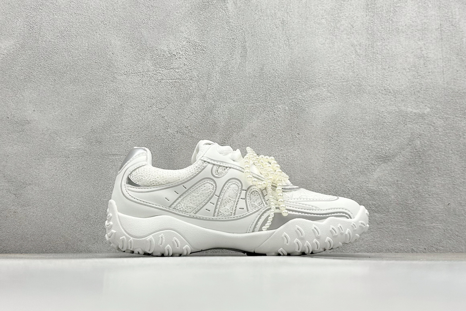 200 2025赵露思同款 新晋潮流鞋靴品GGCC GG-CC 苏茵茵 线下网销热款 银月白色 月牙底蕾丝珍珠德训鞋