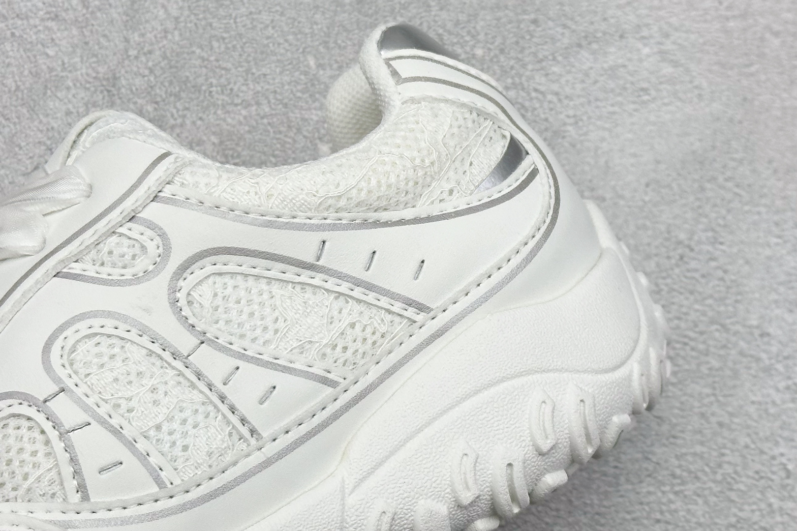 200 2025赵露思同款 新晋潮流鞋靴品GGCC GG-CC 苏茵茵 线下网销热款 银月白色 月牙底蕾丝珍珠德训鞋