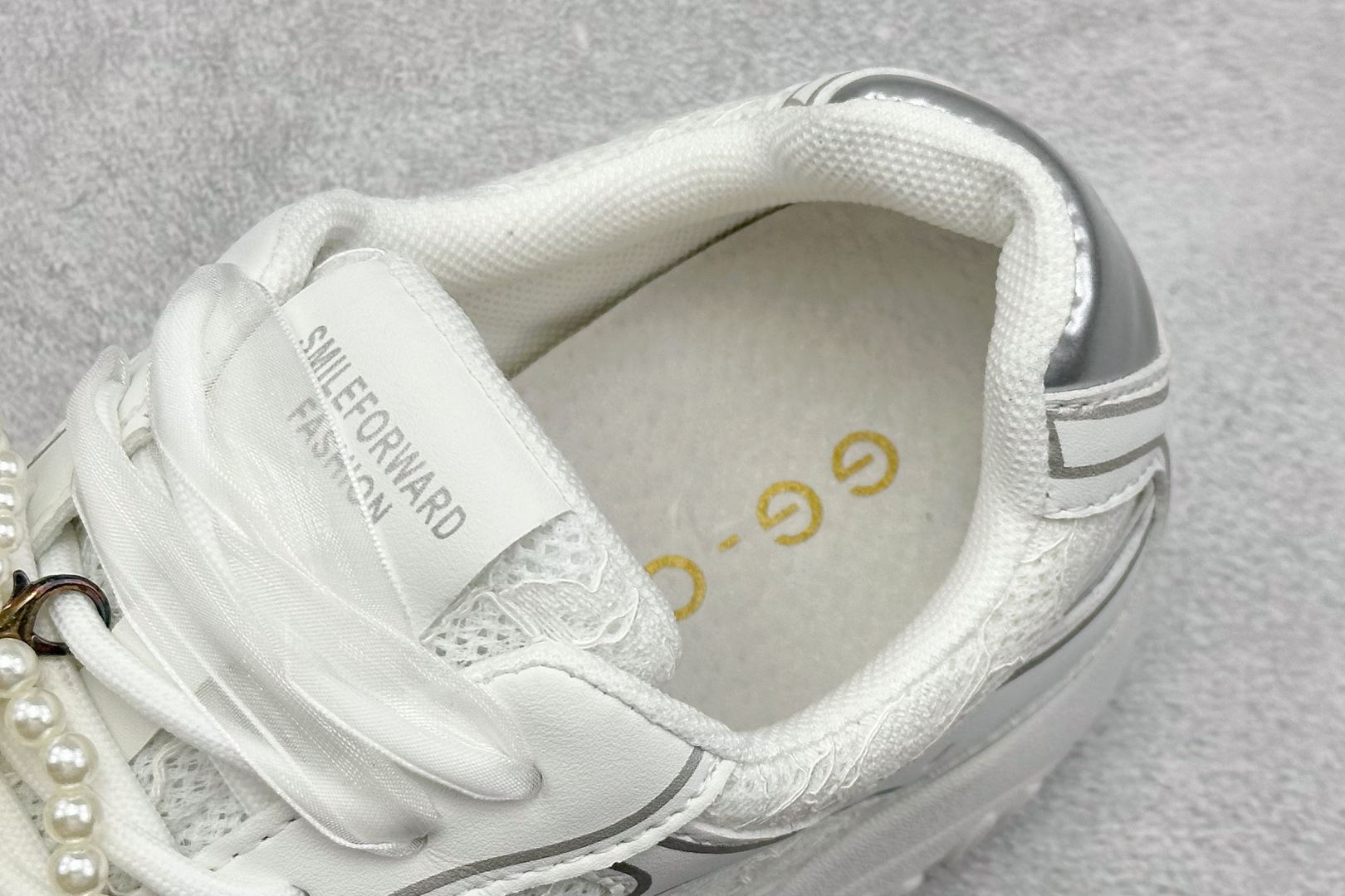 200 2025赵露思同款 新晋潮流鞋靴品GGCC GG-CC 苏茵茵 线下网销热款 银月白色 月牙底蕾丝珍珠德训鞋