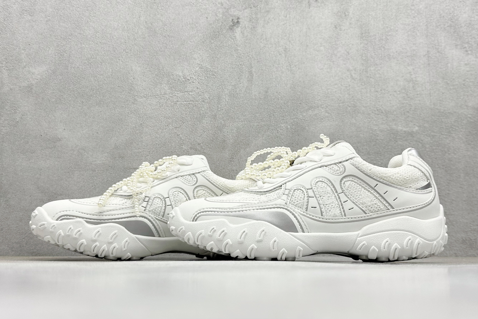 200 2025赵露思同款 新晋潮流鞋靴品GGCC GG-CC 苏茵茵 线下网销热款 银月白色 月牙底蕾丝珍珠德训鞋