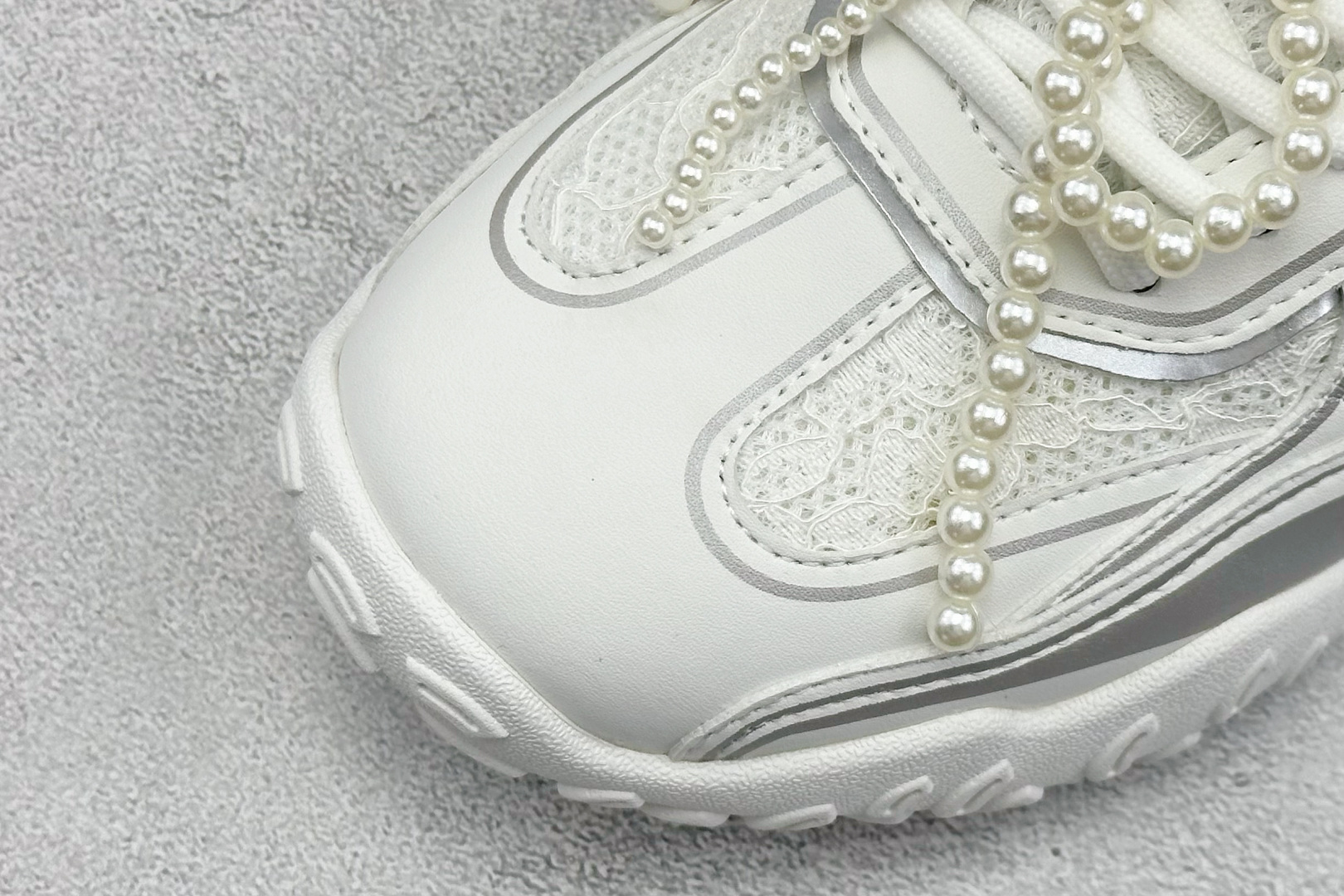 200 2025赵露思同款 新晋潮流鞋靴品GGCC GG-CC 苏茵茵 线下网销热款 银月白色 月牙底蕾丝珍珠德训鞋