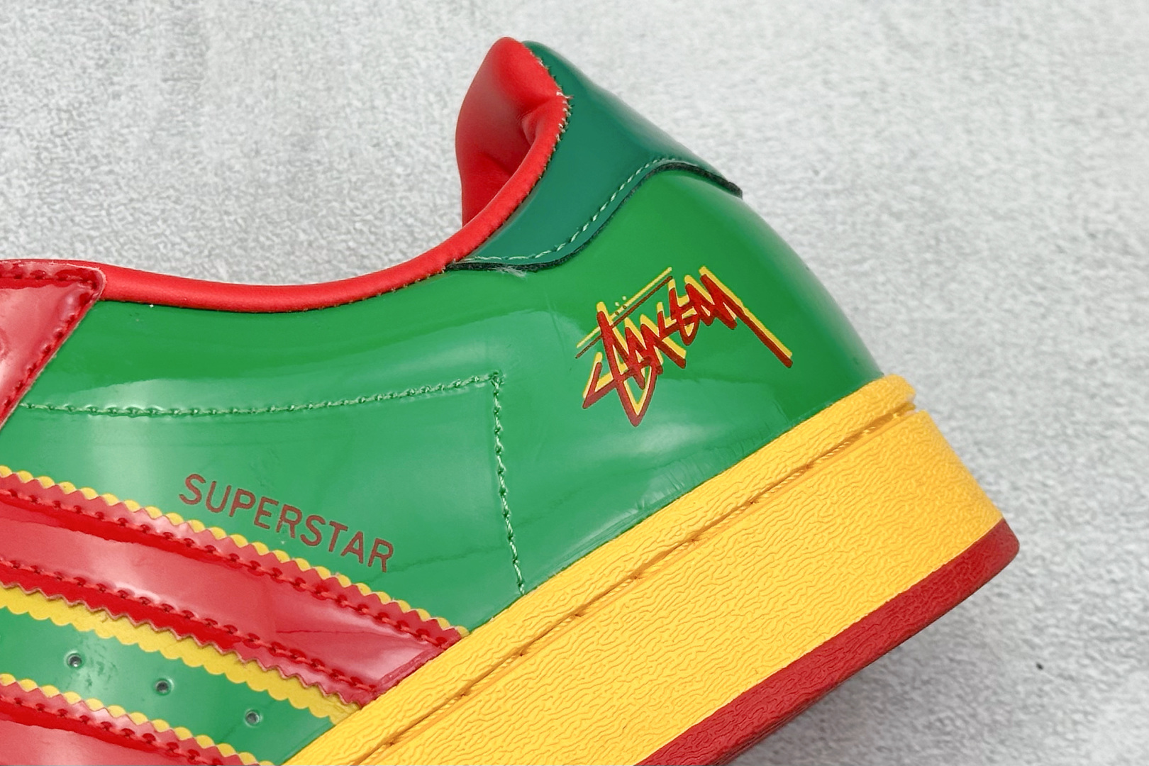 adidas贝壳头 “斯图西联名-绿金红” 高端定制 低帮休闲板鞋 定制鞋盒 大厂纯原品质出货 超高清洁