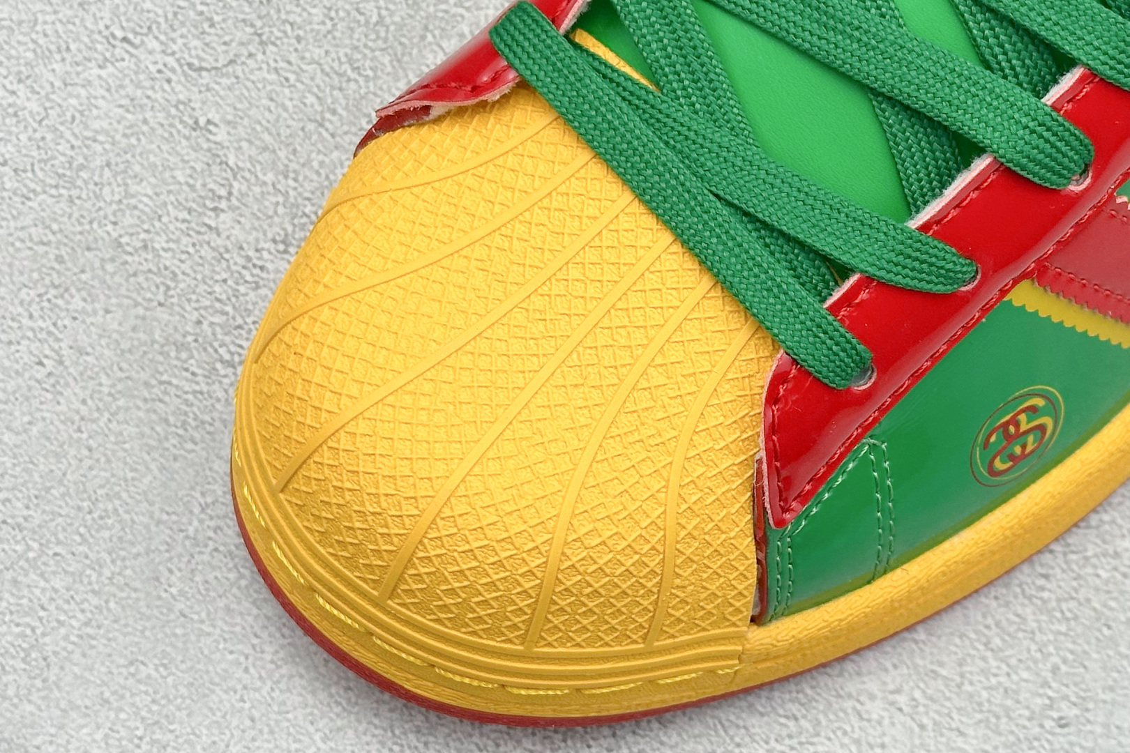 adidas贝壳头 “斯图西联名-绿金红” 高端定制 低帮休闲板鞋 定制鞋盒 大厂纯原品质出货 超高清洁