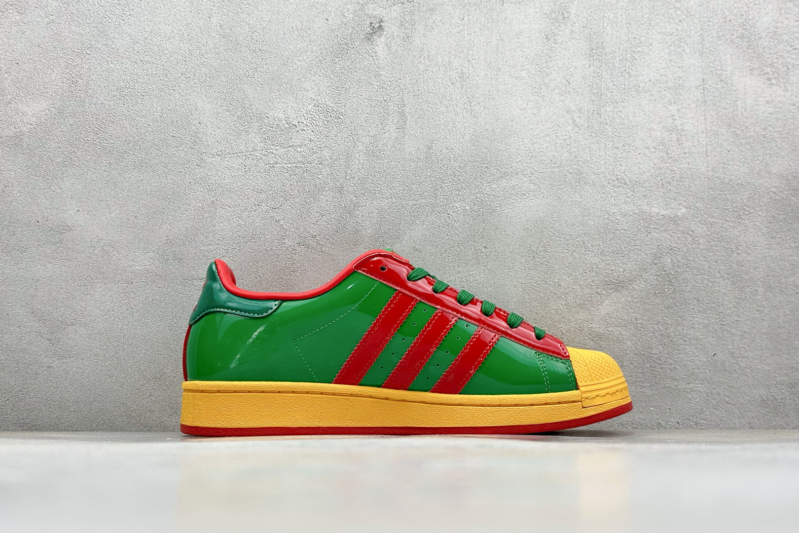 adidas贝壳头 “斯图西联名-绿金红” 高端定制 低帮休闲板鞋 定制鞋盒 大厂纯原品质出货 超高清洁
