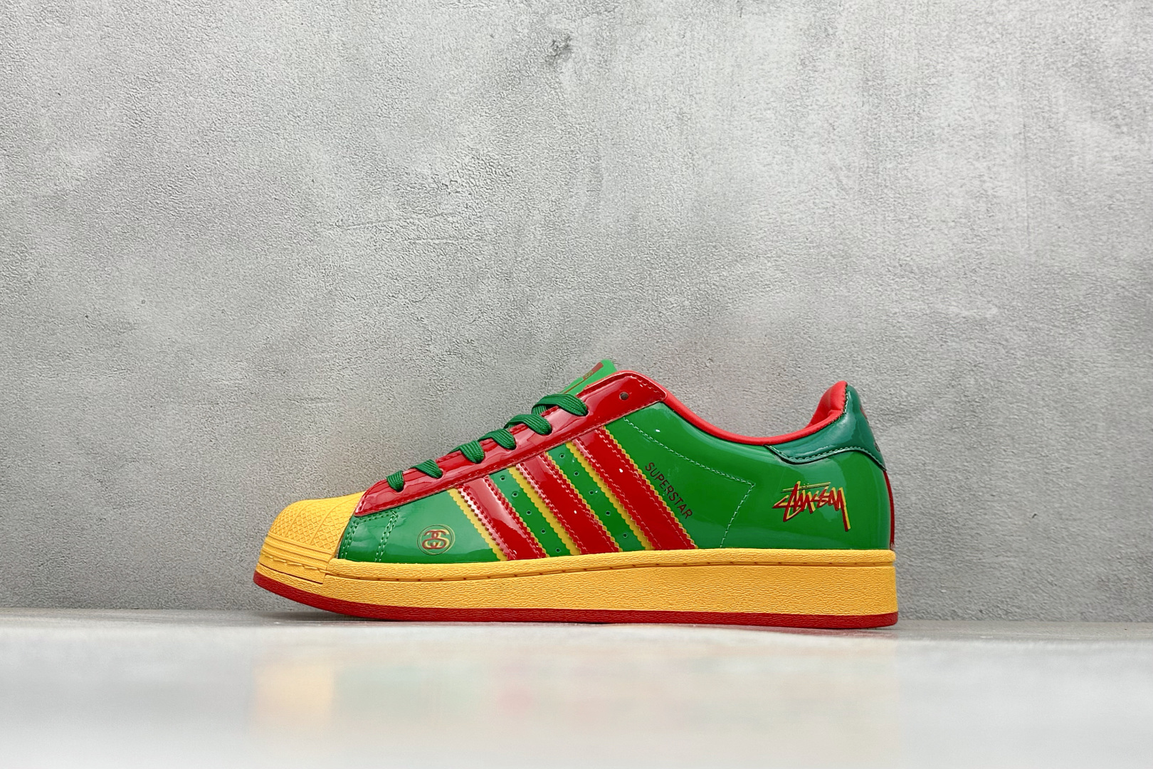 adidas贝壳头 “斯图西联名-绿金红” 高端定制 低帮休闲板鞋 定制鞋盒 大厂纯原品质出货 超高清洁