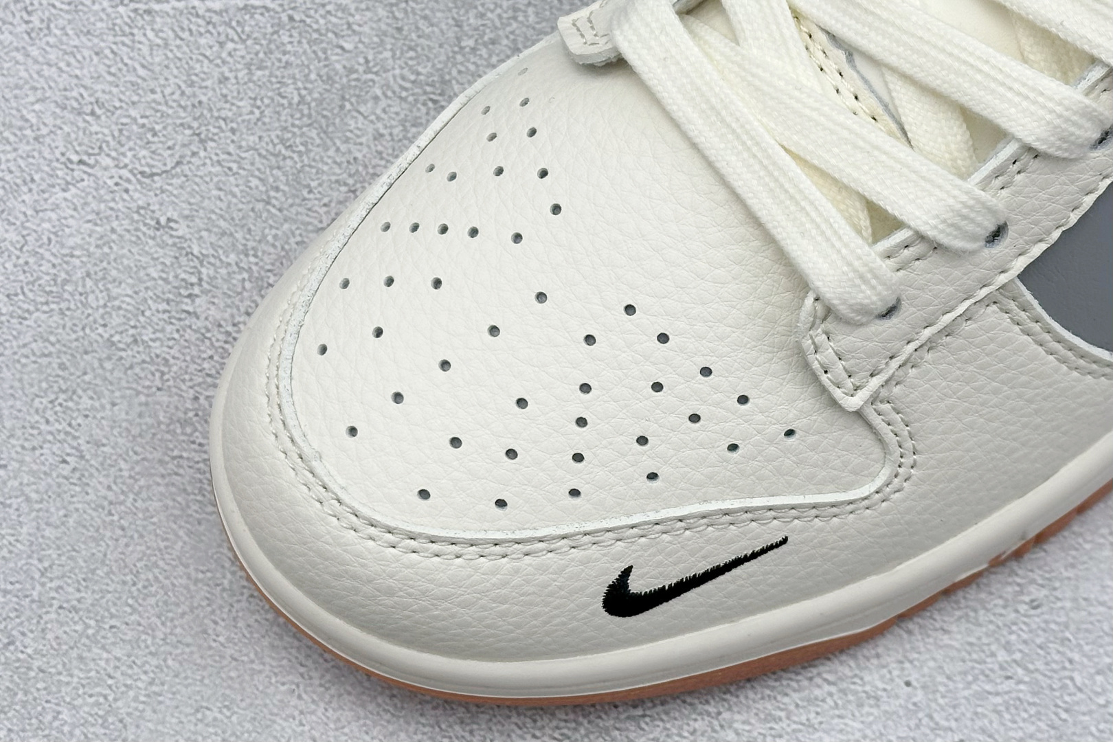 Nike SB Dunk Low “斯图西联名——米灰黑生胶” 高端定制 低帮休闲板鞋 QW5836-032