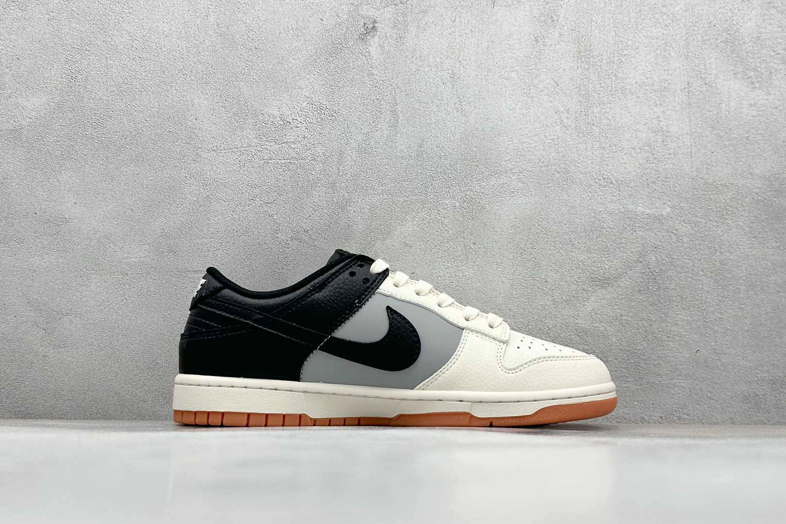 Nike SB Dunk Low “斯图西联名——米灰黑生胶” 高端定制 低帮休闲板鞋 QW5836-032