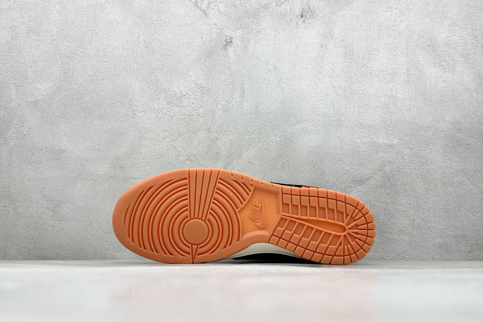 Nike SB Dunk Low “斯图西联名——米灰黑生胶” 高端定制 低帮休闲板鞋 QW5836-032