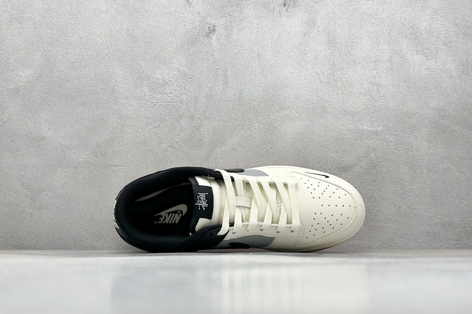 Nike SB Dunk Low “斯图西联名——米灰黑生胶” 高端定制 低帮休闲板鞋 QW5836-032