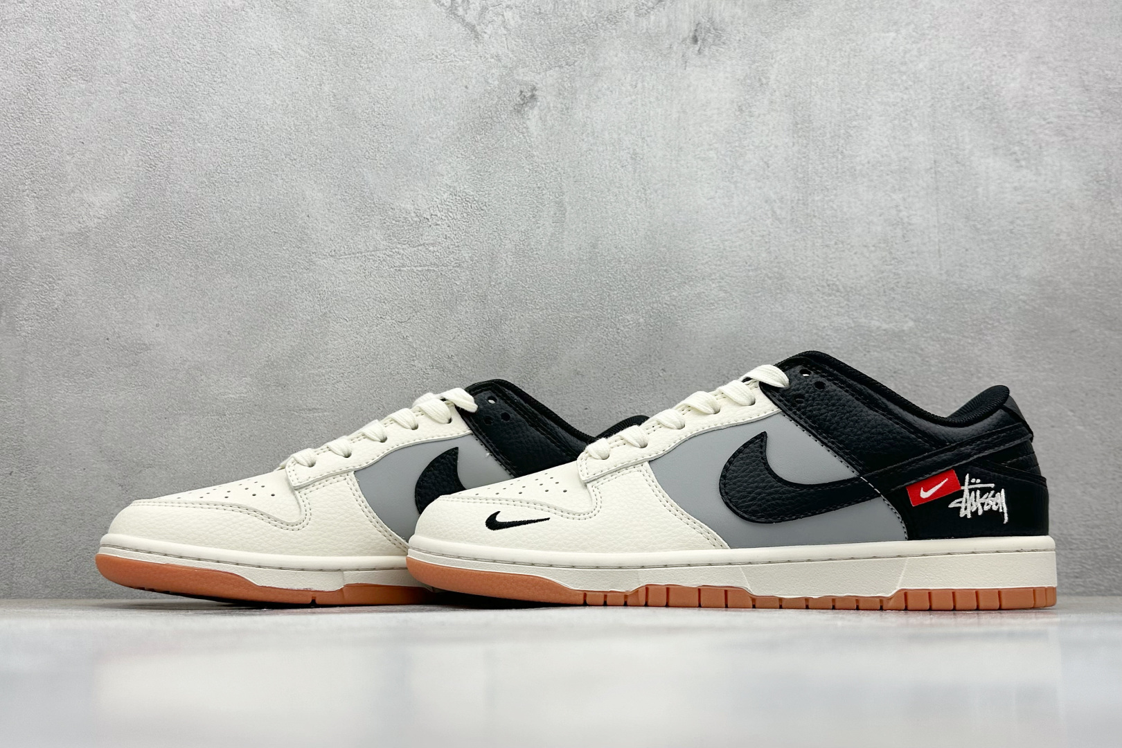 Nike SB Dunk Low “斯图西联名——米灰黑生胶” 高端定制 低帮休闲板鞋 QW5836-032