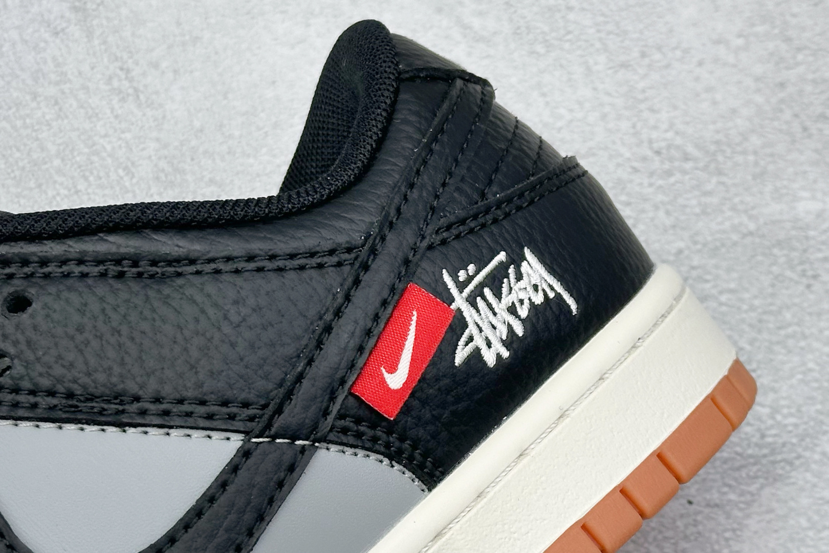 Nike SB Dunk Low “斯图西联名——米灰黑生胶” 高端定制 低帮休闲板鞋 QW5836-032