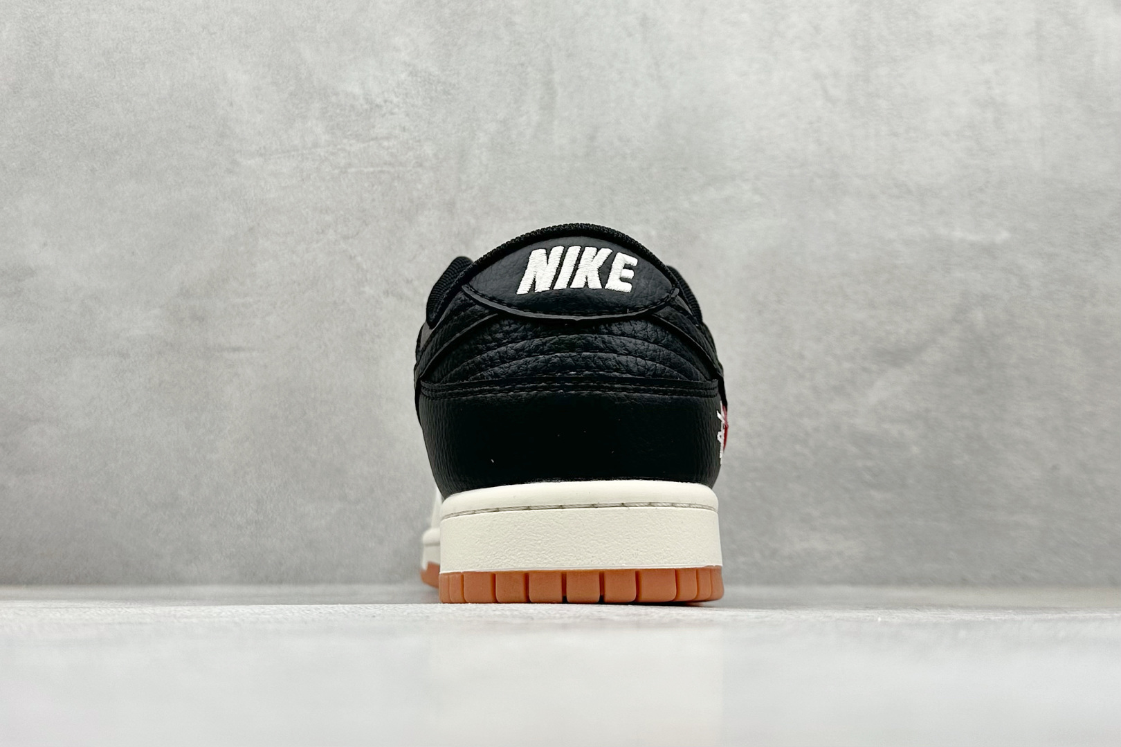 Nike SB Dunk Low “斯图西联名——米灰黑生胶” 高端定制 低帮休闲板鞋 QW5836-032