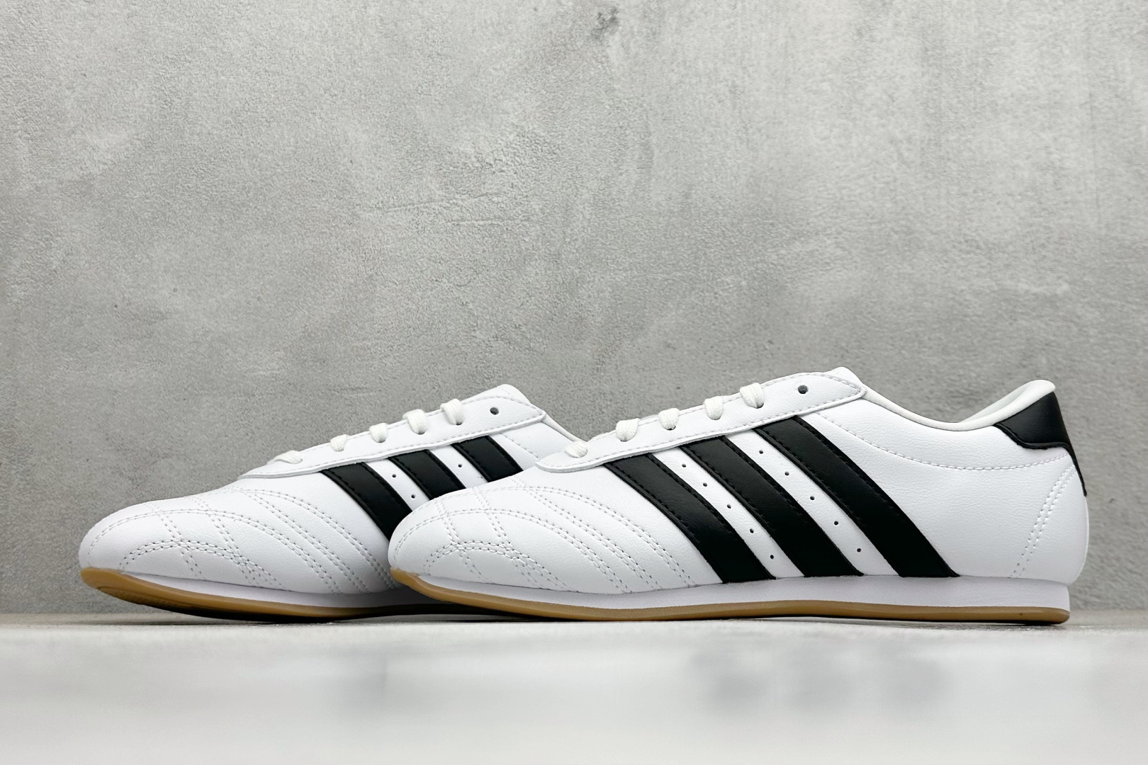 150 Jennie穿搭 Originals Taekwondo Lace Low”Black White“跆拳道系带系列低帮经典复古薄底休闲运动舒适训练慢跑鞋 JS1194