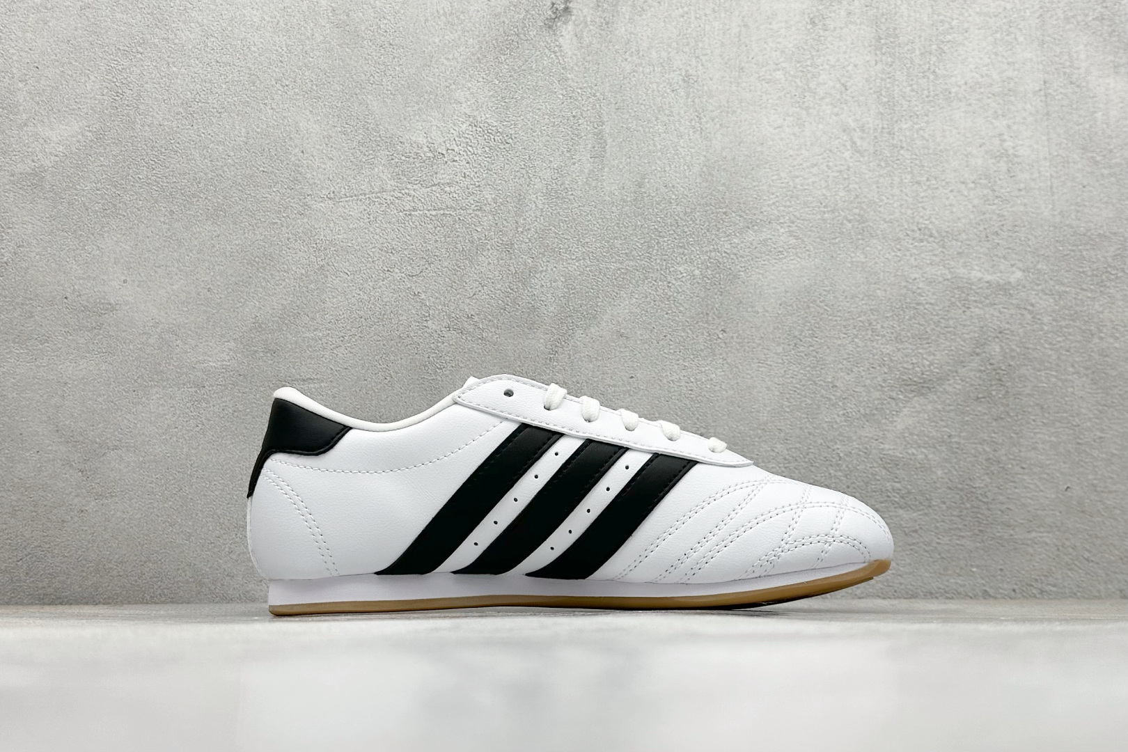 150 Jennie穿搭 Originals Taekwondo Lace Low”Black White“跆拳道系带系列低帮经典复古薄底休闲运动舒适训练慢跑鞋 JS1194