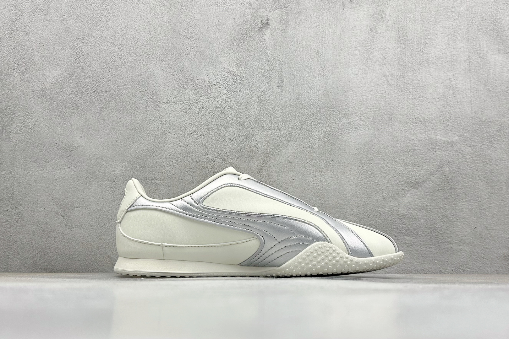 TG版PUMA Bella V2 Leather彪马 舒适 低帮生活休闲德训薄底鞋 404043-02-Top High Quatity Cheap Sneakers Fashion Clothing Clothes Bags handbags Shoes of all Brand wholesale With The best Quality And Beautiful Price from China Factory Chinese suppliers wholesaler seller TG版PUMA Bella V2 Leather彪马 舒适 低帮生活休闲德训薄底鞋 404043-02