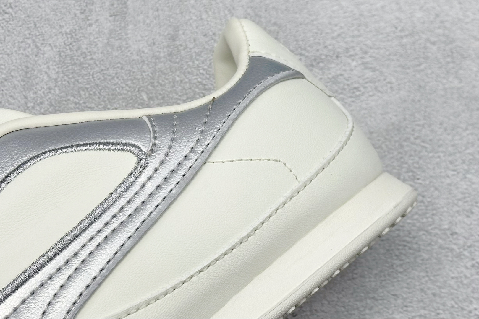 TG版PUMA Bella V2 Leather彪马 舒适 低帮生活休闲德训薄底鞋 404043-02-Top High Quatity Cheap Sneakers Fashion Clothing Clothes Bags handbags Shoes of all Brand wholesale With The best Quality And Beautiful Price from China Factory Chinese suppliers wholesaler seller TG版PUMA Bella V2 Leather彪马 舒适 低帮生活休闲德训薄底鞋 404043-02