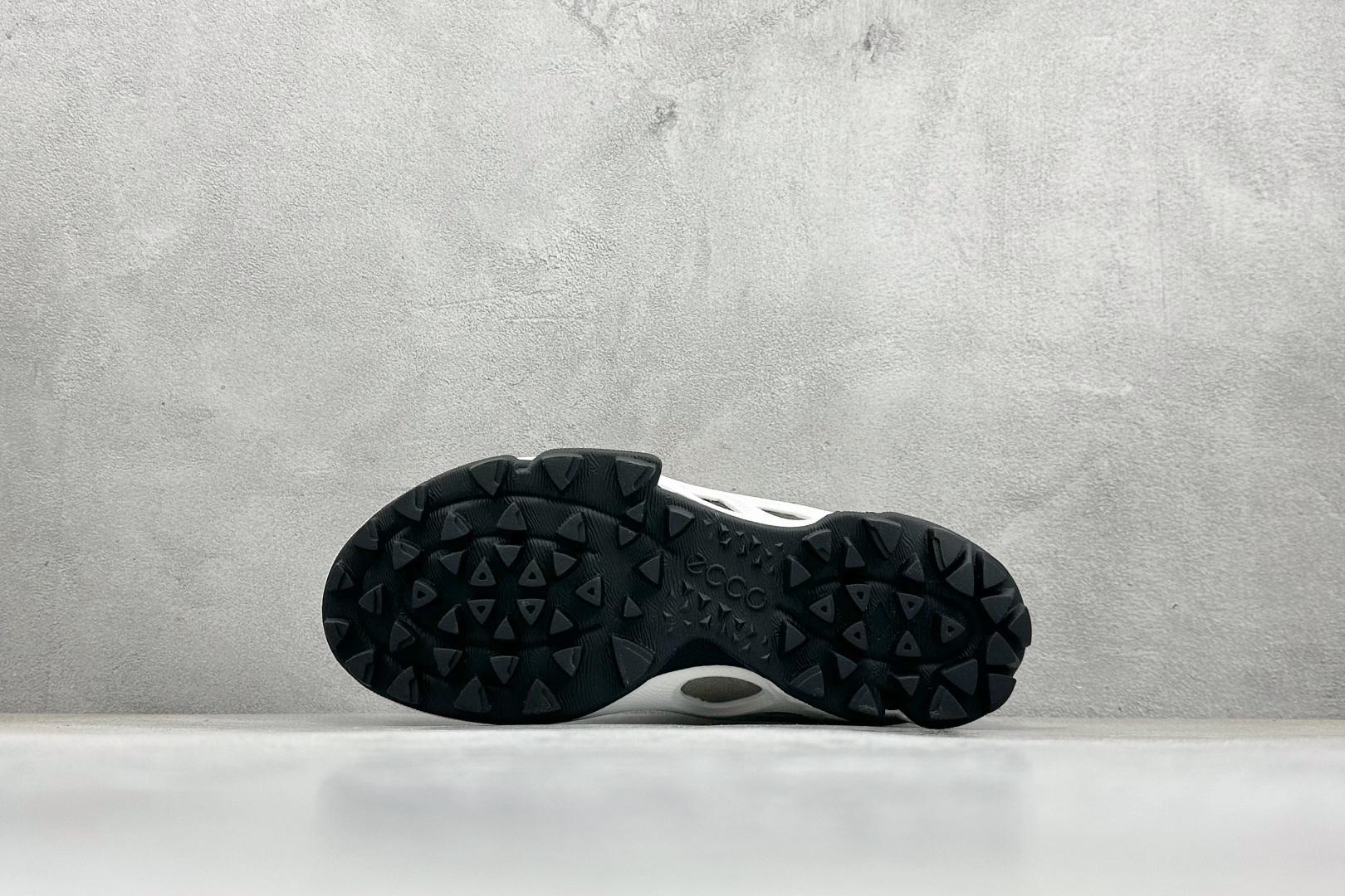 ECCO爱步男款运动鞋 户外防水透气防滑复古跑鞋时尚拼接徒步鞋 803474