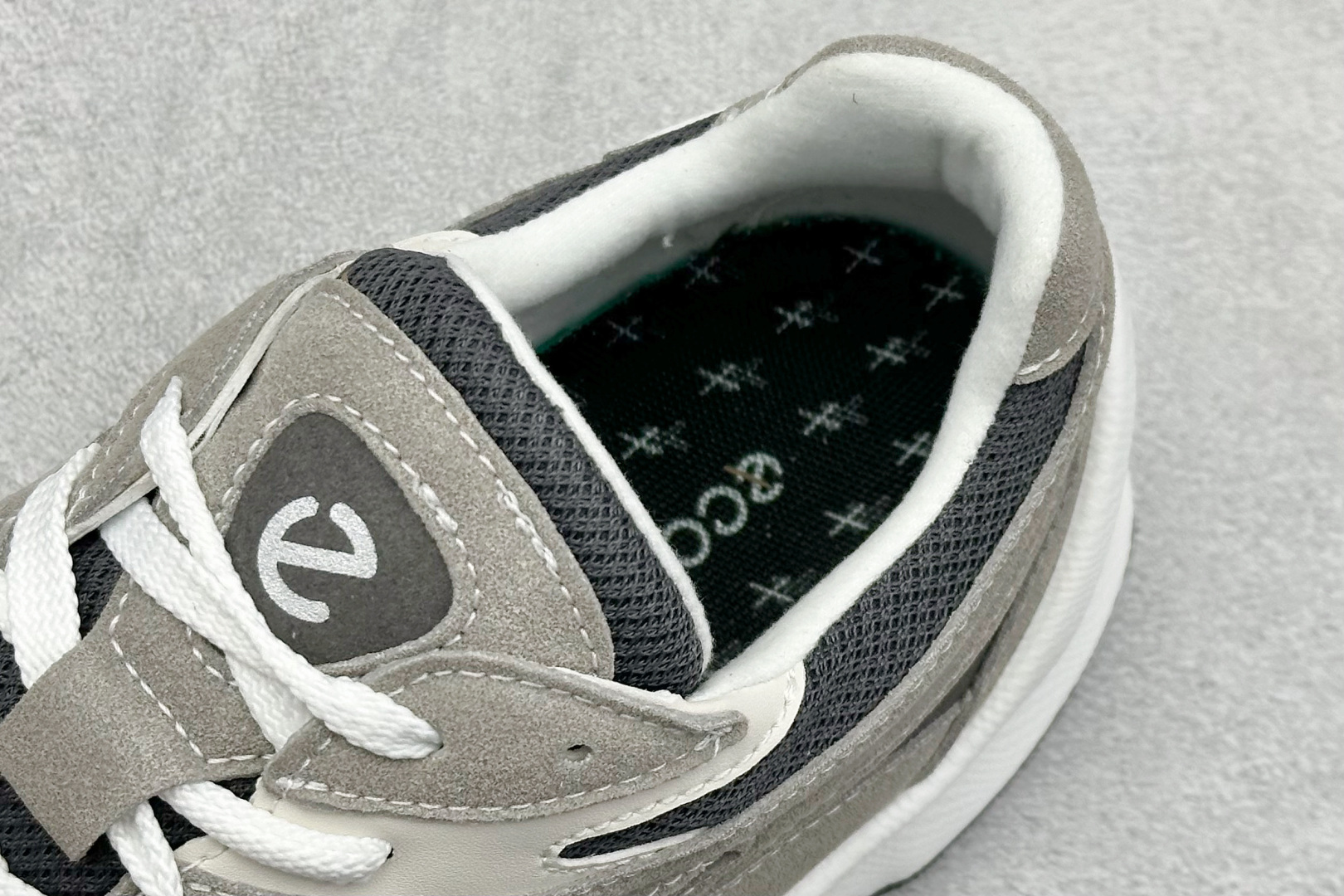 ECCO爱步男款运动鞋 户外防水透气防滑复古跑鞋时尚拼接徒步鞋 803474