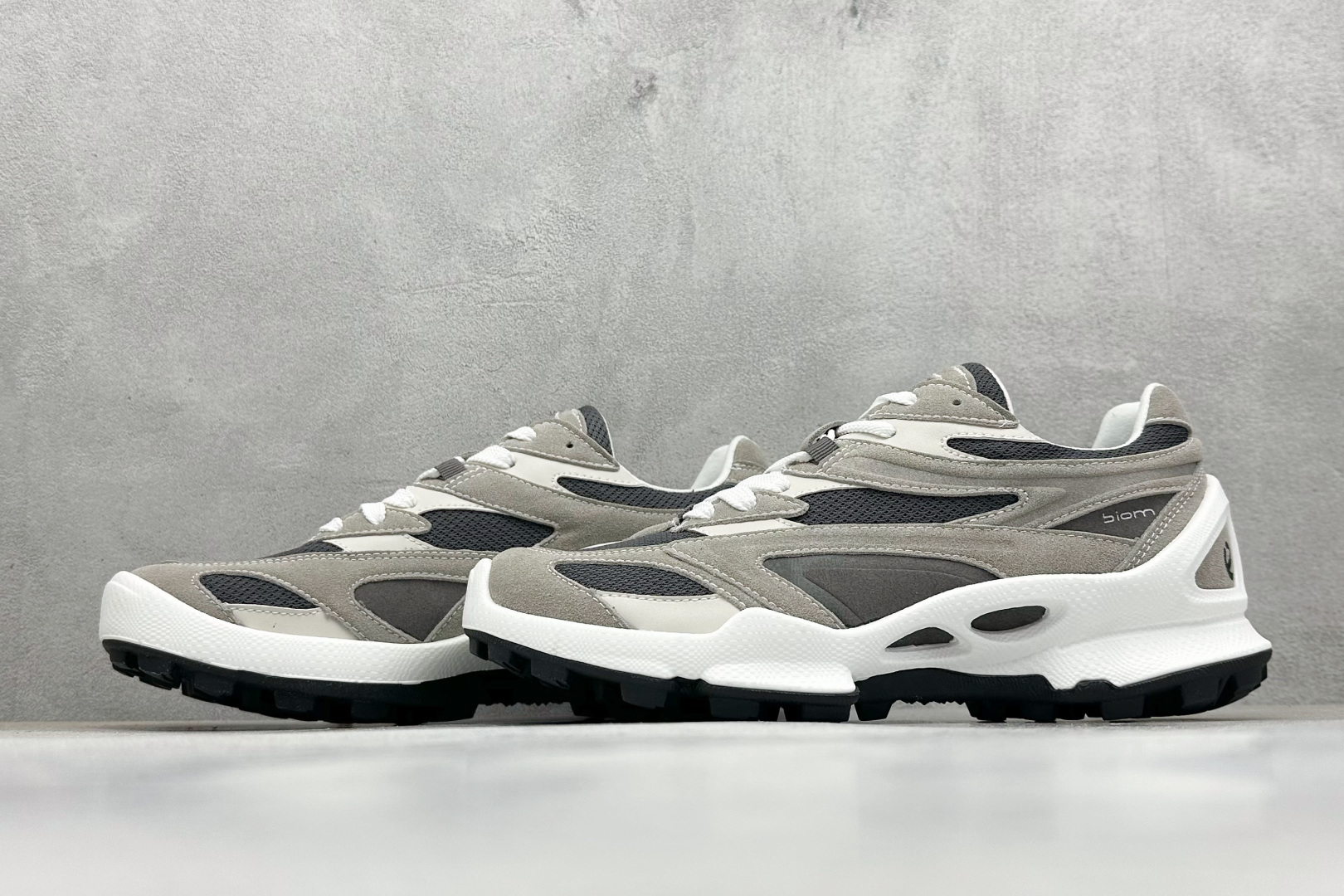 ECCO爱步男款运动鞋 户外防水透气防滑复古跑鞋时尚拼接徒步鞋 803474