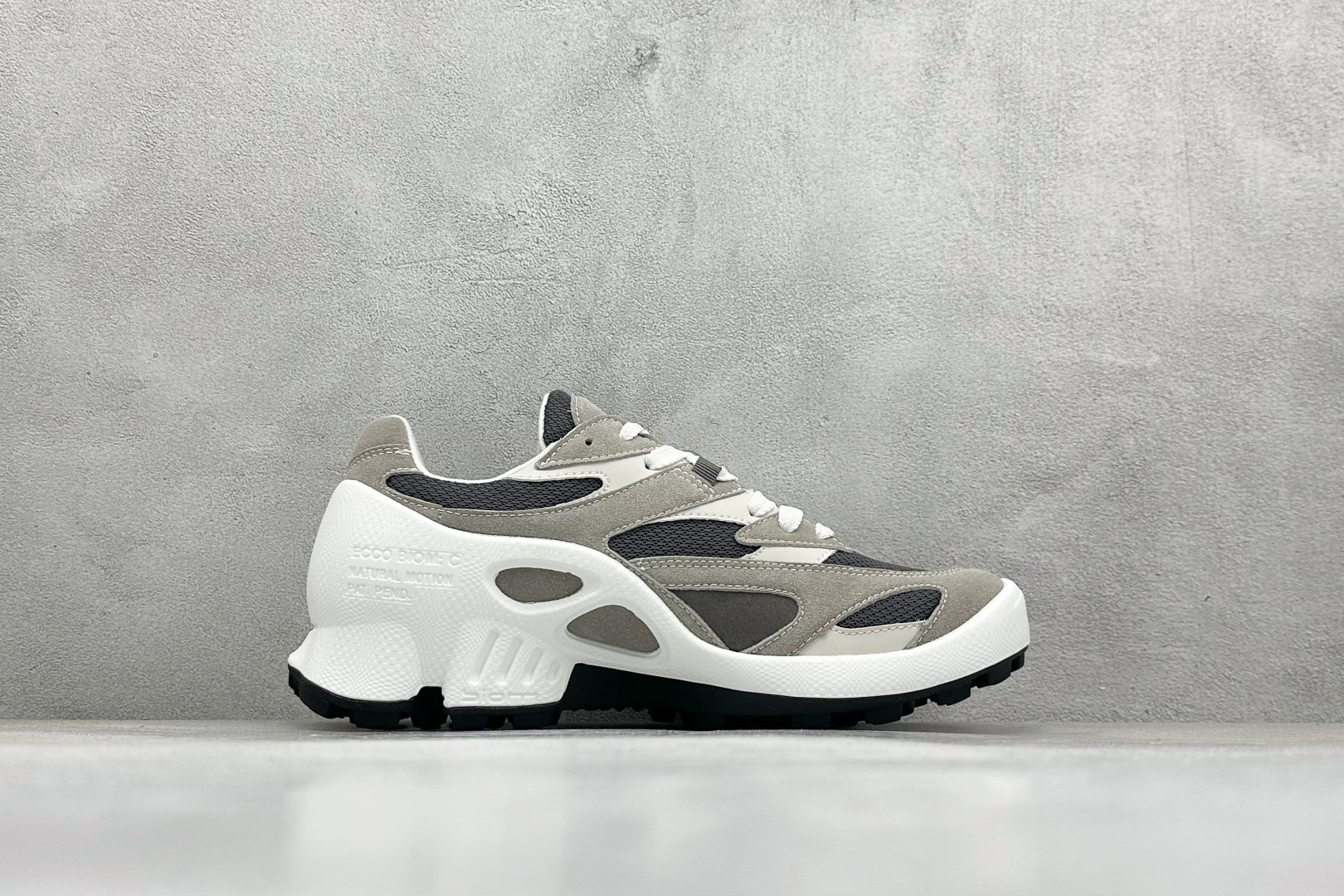 ECCO爱步男款运动鞋 户外防水透气防滑复古跑鞋时尚拼接徒步鞋 803474