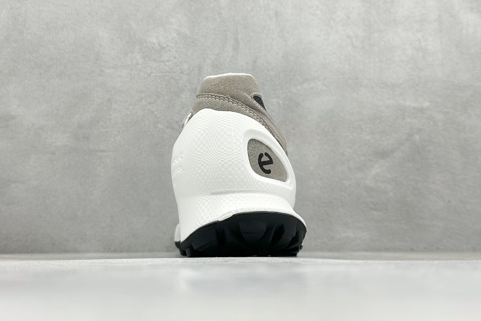 ECCO爱步男款运动鞋 户外防水透气防滑复古跑鞋时尚拼接徒步鞋 803474