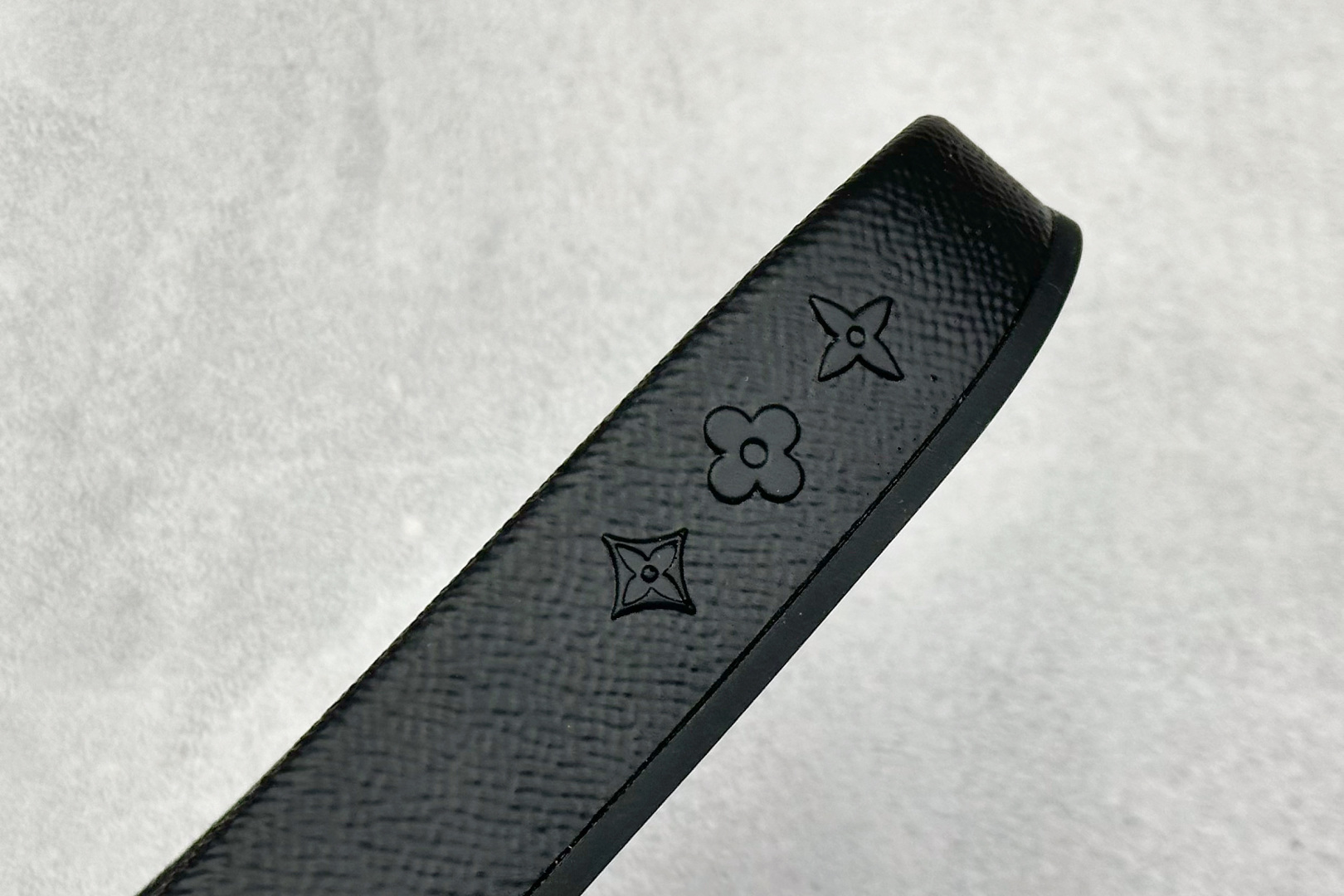 220 LV拖鞋经典压花系列传承Trainer设计-Chinese UA Cheap High Quatity Brand Clothes Bags handbags Sneakers wholesale wholesaler seller from China Factory suppliers Fashion Clothing Shoes best Quality Beautiful Price 220 LV拖鞋经典压花系列传承Trainer设计