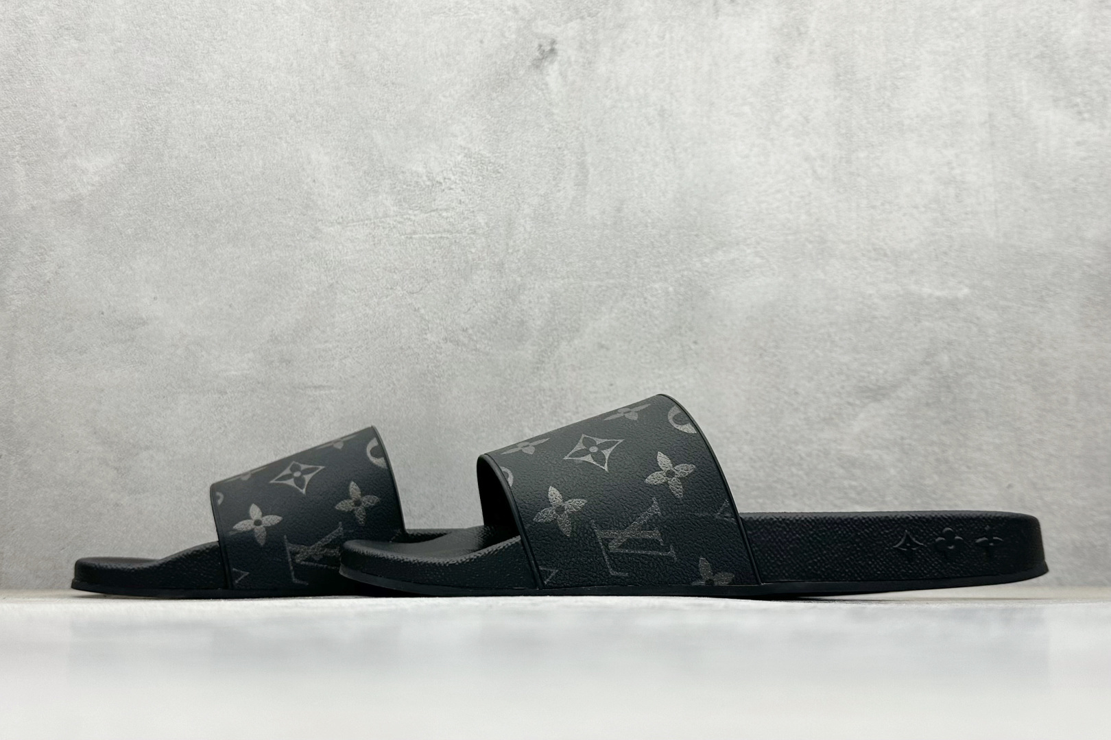 220 LV拖鞋经典压花系列传承Trainer设计-Chinese UA Cheap High Quatity Brand Clothes Bags handbags Sneakers wholesale wholesaler seller from China Factory suppliers Fashion Clothing Shoes best Quality Beautiful Price 220 LV拖鞋经典压花系列传承Trainer设计