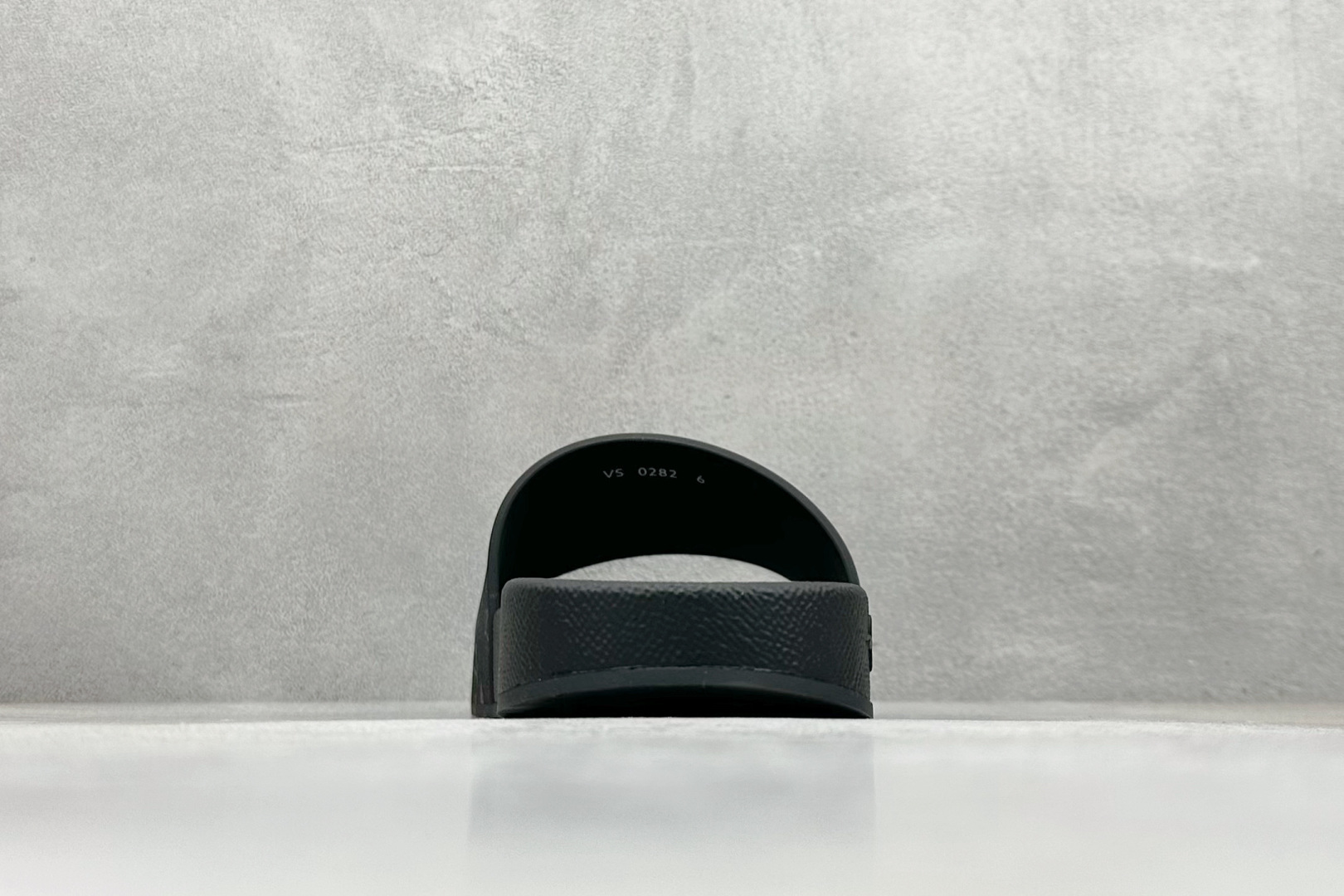 220 LV拖鞋经典压花系列传承Trainer设计-Chinese UA Cheap High Quatity Brand Clothes Bags handbags Sneakers wholesale wholesaler seller from China Factory suppliers Fashion Clothing Shoes best Quality Beautiful Price 220 LV拖鞋经典压花系列传承Trainer设计