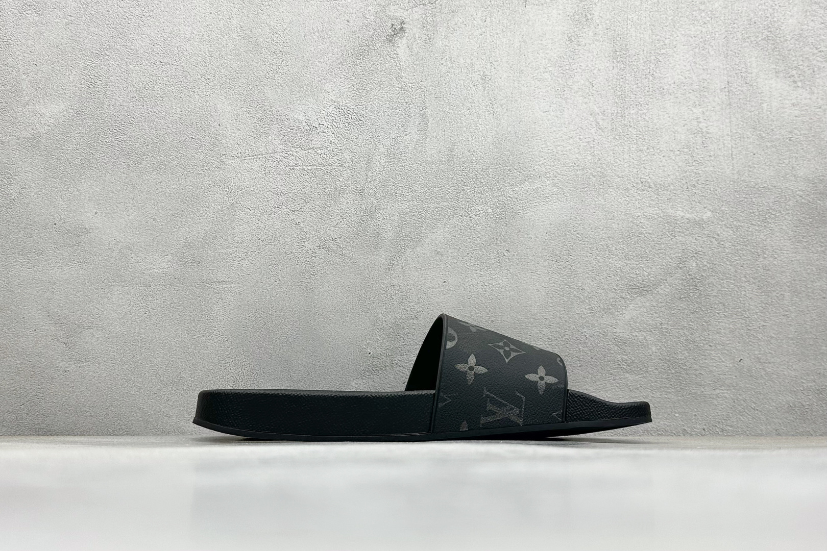 220 LV拖鞋经典压花系列传承Trainer设计-Chinese UA Cheap High Quatity Brand Clothes Bags handbags Sneakers wholesale wholesaler seller from China Factory suppliers Fashion Clothing Shoes best Quality Beautiful Price 220 LV拖鞋经典压花系列传承Trainer设计