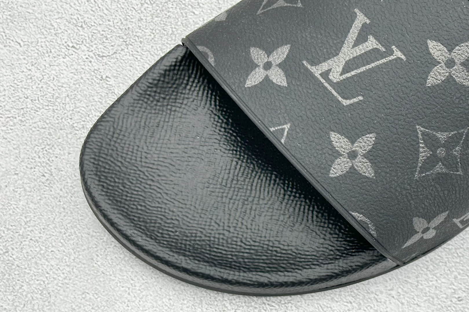 220 LV拖鞋经典压花系列传承Trainer设计-Chinese UA Cheap High Quatity Brand Clothes Bags handbags Sneakers wholesale wholesaler seller from China Factory suppliers Fashion Clothing Shoes best Quality Beautiful Price 220 LV拖鞋经典压花系列传承Trainer设计