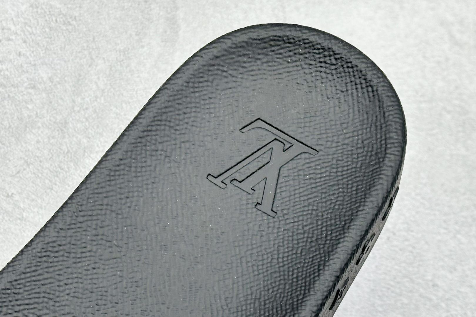 220 LV拖鞋经典压花系列传承Trainer设计-Chinese UA Cheap High Quatity Brand Clothes Bags handbags Sneakers wholesale wholesaler seller from China Factory suppliers Fashion Clothing Shoes best Quality Beautiful Price 220 LV拖鞋经典压花系列传承Trainer设计