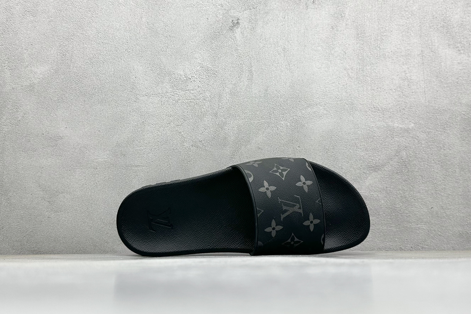 220 LV拖鞋经典压花系列传承Trainer设计-Chinese UA Cheap High Quatity Brand Clothes Bags handbags Sneakers wholesale wholesaler seller from China Factory suppliers Fashion Clothing Shoes best Quality Beautiful Price 220 LV拖鞋经典压花系列传承Trainer设计