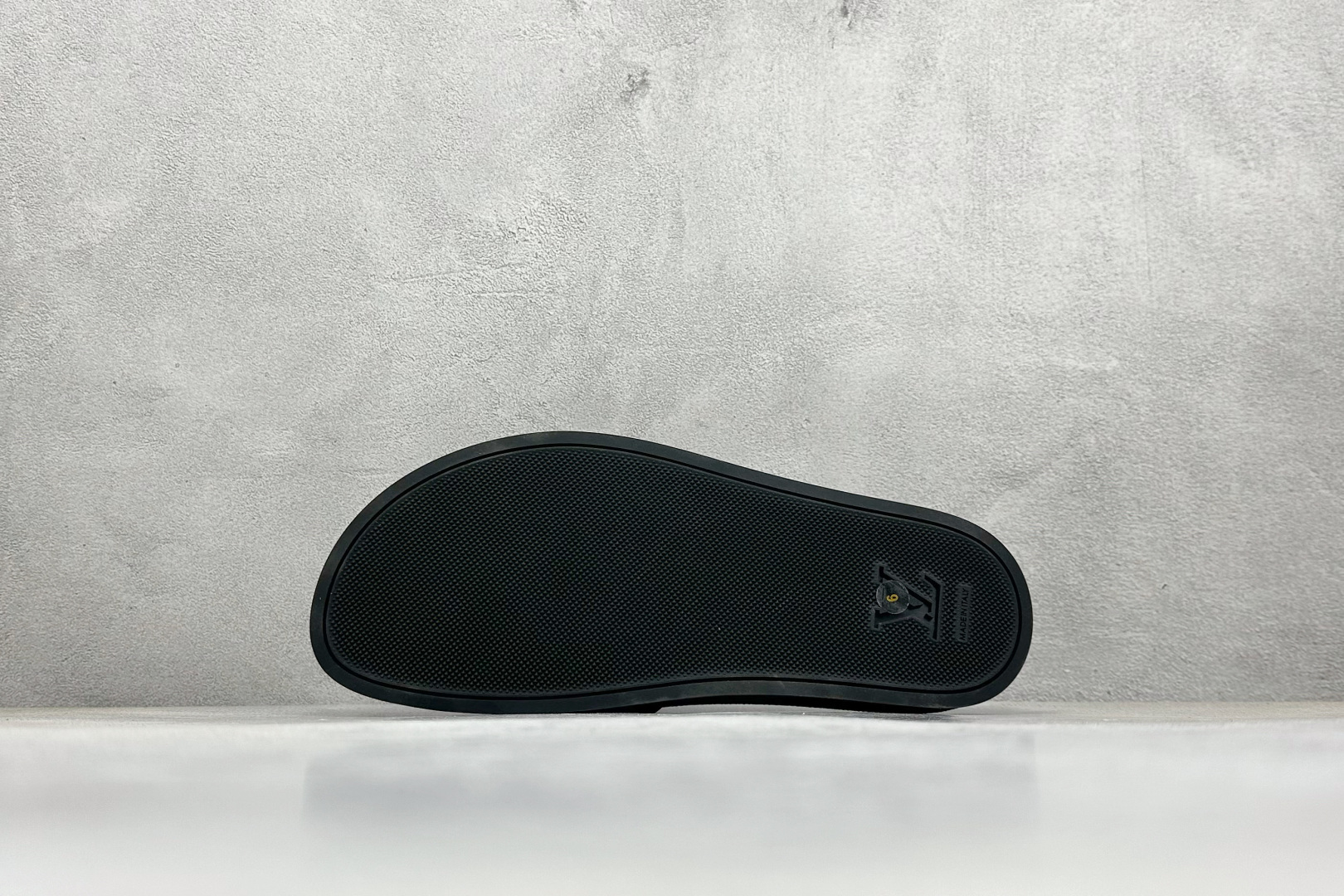 220 LV拖鞋经典压花系列传承Trainer设计-Chinese UA Cheap High Quatity Brand Clothes Bags handbags Sneakers wholesale wholesaler seller from China Factory suppliers Fashion Clothing Shoes best Quality Beautiful Price 220 LV拖鞋经典压花系列传承Trainer设计