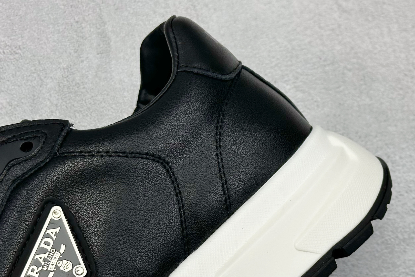 420 PRADA普拉达 厚底徽标系带运动休闲男鞋系列