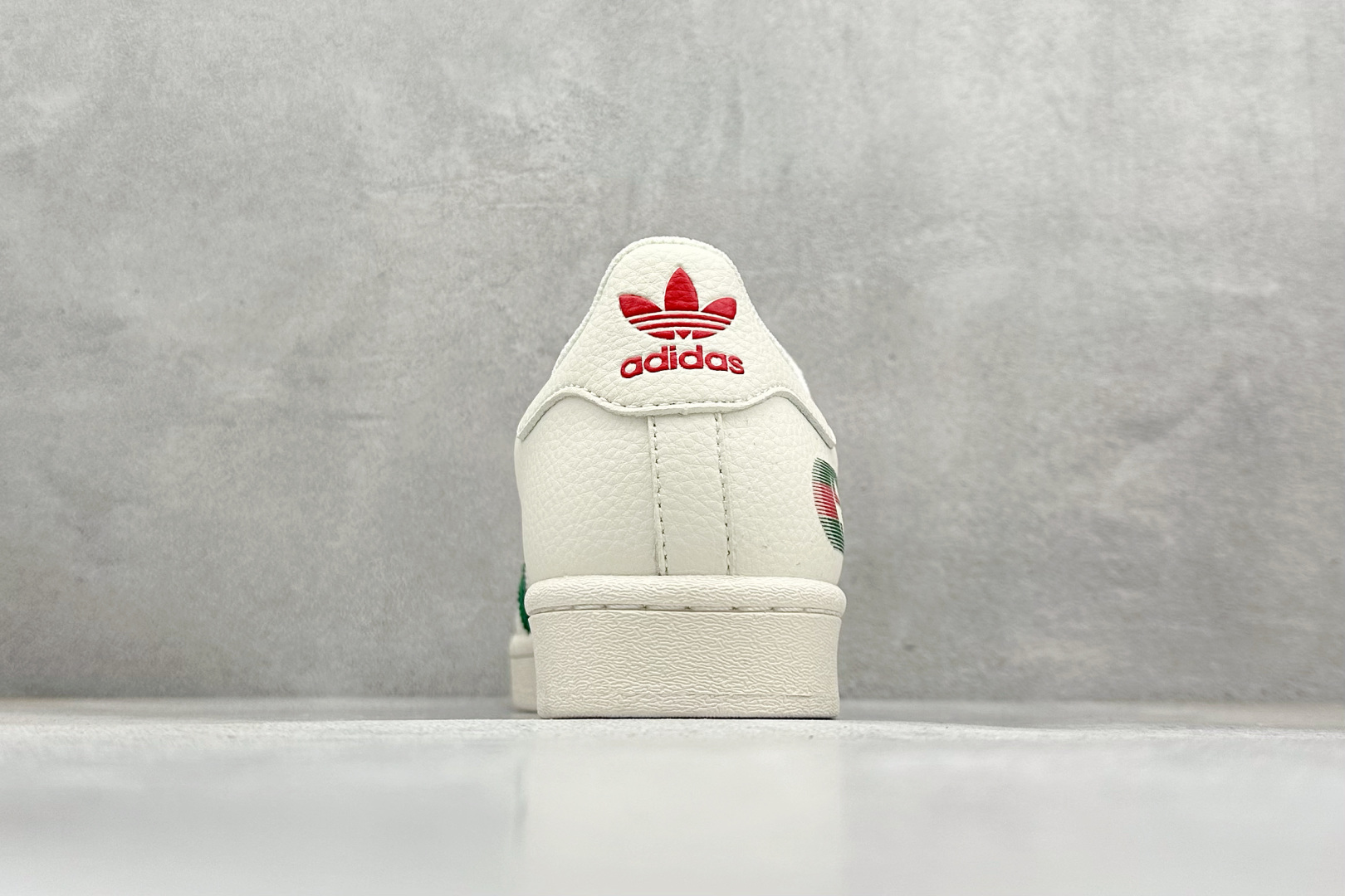 AD Originals Superstar x GUCCI 白红采用全新头层拼接皮革材质后跟采用特色3