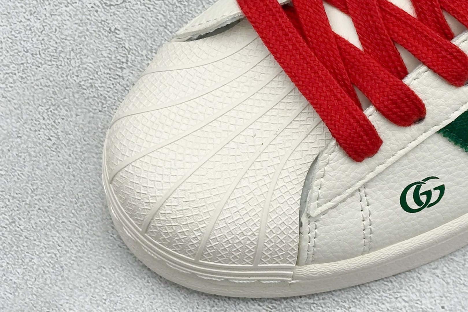 AD Originals Superstar x GUCCI 白红采用全新头层拼接皮革材质后跟采用特色3