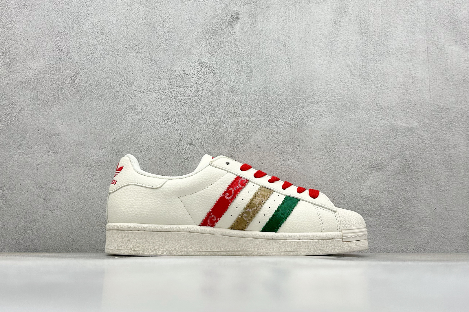 AD Originals Superstar x GUCCI 白红采用全新头层拼接皮革材质后跟采用特色3
