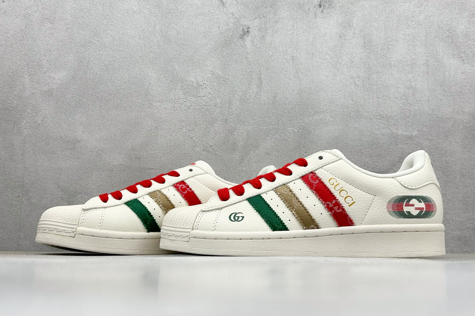 AD Originals Superstar x GUCCI 白红采用全新头层拼接皮革材质后跟采用特色3
