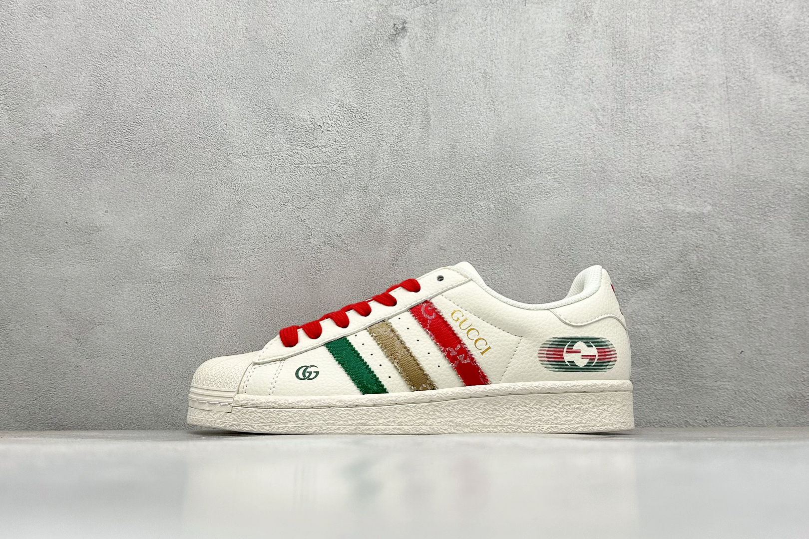AD Originals Superstar x GUCCI 白红采用全新头层拼接皮革材质后跟采用特色3