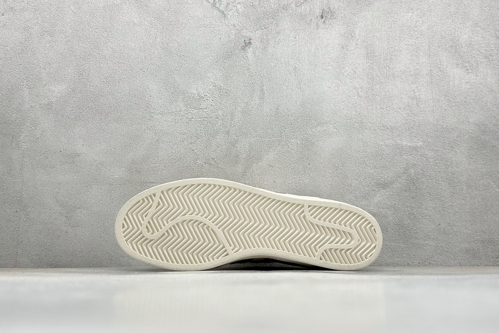 AD Originals Superstar x GUCCI 白红采用全新头层拼接皮革材质后跟采用特色3