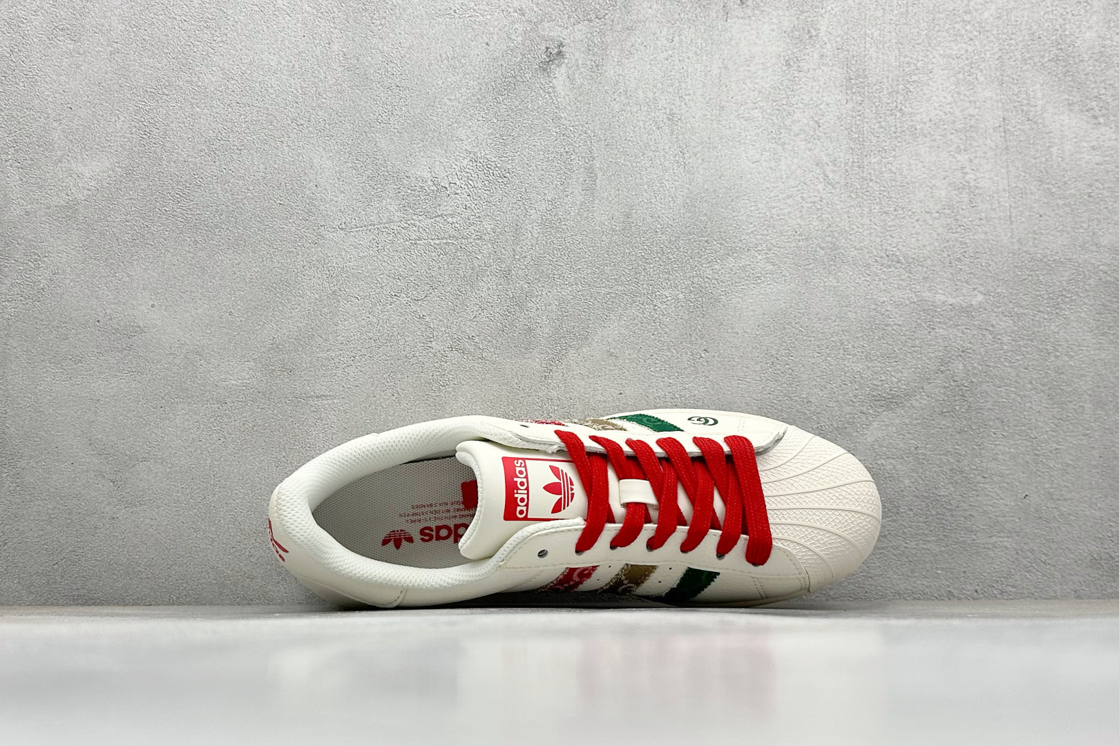 AD Originals Superstar x GUCCI 白红采用全新头层拼接皮革材质后跟采用特色3