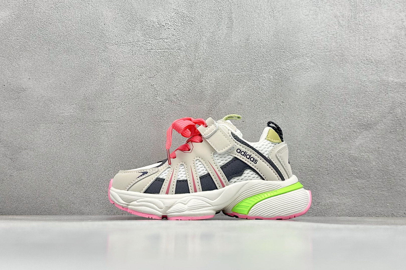 120 Adidas 阿迪达斯 太空革网面 时尚 百搭设计舒适 防滑透气 低帮 儿童休闲鞋 阿迪童鞋